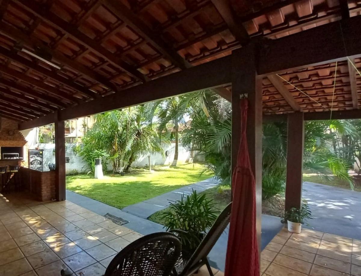 CASA com 3 dormitórios, 2 banheiros e 4 vagas no bairro Jardim Canadá de ASSIS, 230 m² construídos